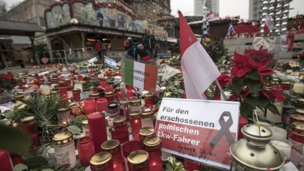 Homenagem a vítimas de atentado terrorista em mercado de Natal de Berlim