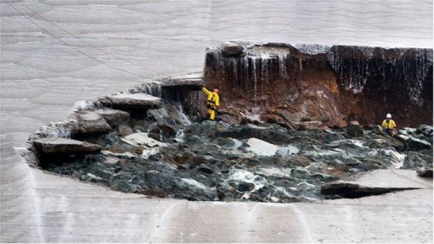 Nhân viên đi kiểm tra nhiều khu vực của đập tràn ở Hồ Oroville trước đó trong tuần