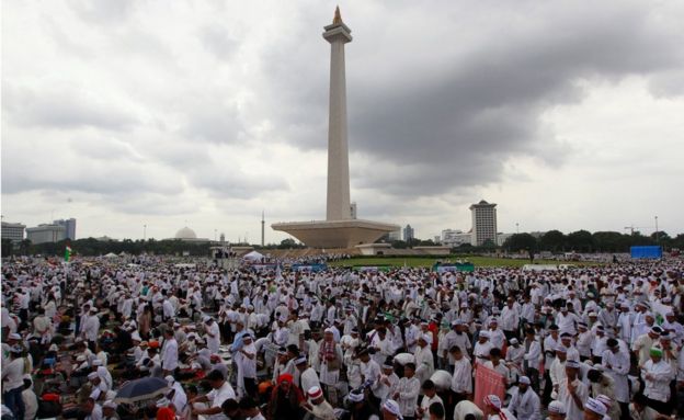 Indonesian Muslims gather at Jakarta's National Monument for a prayer against Jakarta's governor. 2 December 2016.