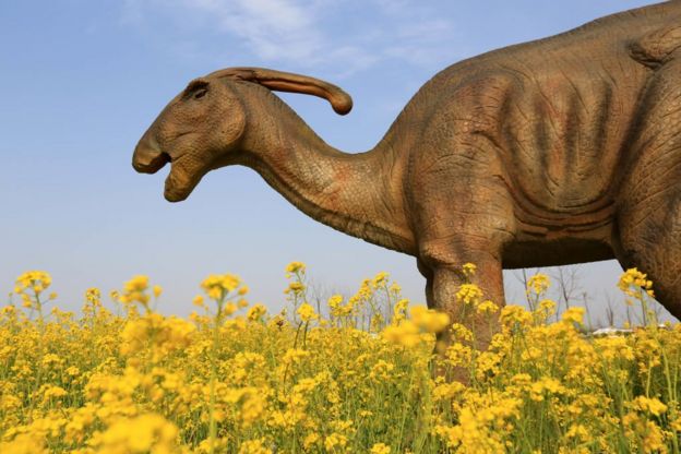 சீனாவில் மலர் தோட்டத்தில் தத்ரூப டைனோசர்கள் (புகைப்படத்தொகுப்பு)