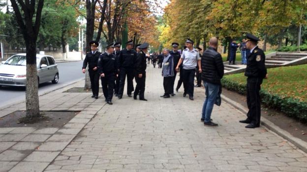 Police in the centre of Chisinau. 13 Sept 2015. Image: Rayhan Demytrie