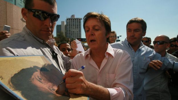 Off Topic : El origen de los autógrafos _91037069_gettyimages-82985452