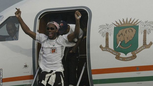 Drogba oo kasoo dagaya diyaaraddii xulka guuleystay looga soo qaaday Suudaan ee dalkooda lagu geeyay