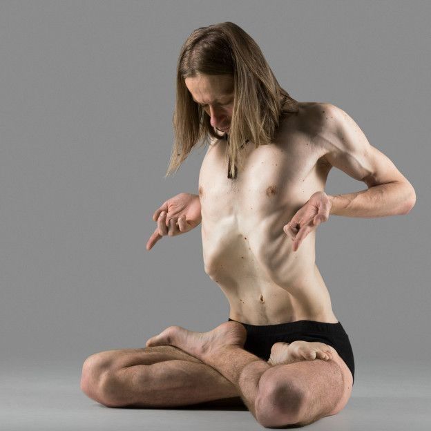 Hombre practicando yoga
