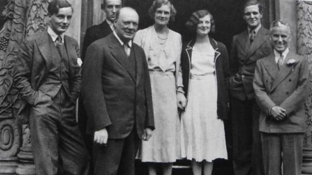 Tom Mitford cùng gia đình thủ tướng Anh Churchill và Charlie Chaplin trước tư dinh tại Kent
