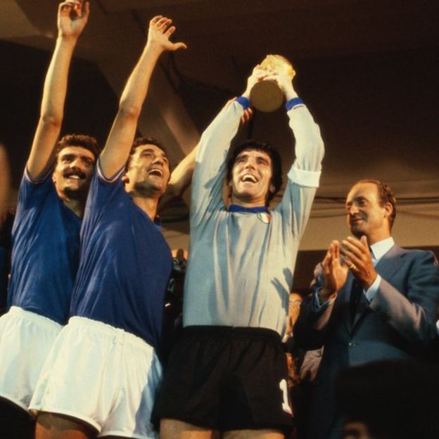 Zoff levantando la copra el mundo