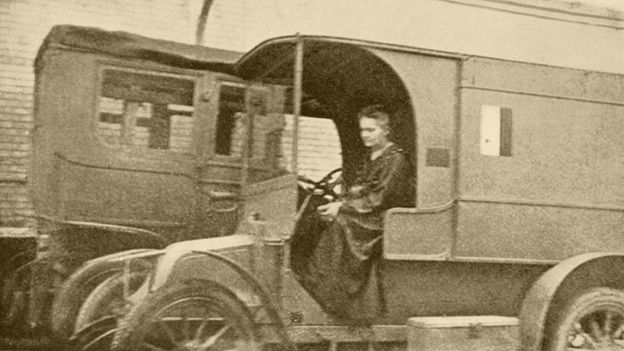 Marie Curie en una de sus unidades móviles de rayos X, conocidos como