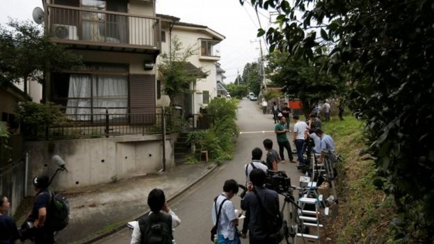 Repórteres do lado de fora de uma casa em Sagamihara, no Japão, em julho de 2016