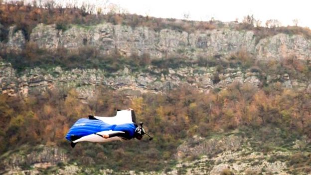 مهدی حبیبی در پرش با لباس بالدار در ارتفاعات اراک