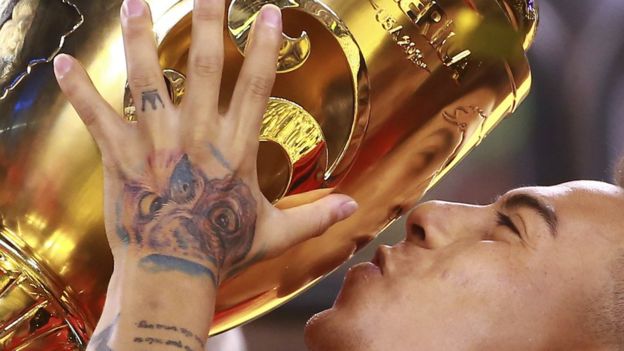 Eduardo Vargas besa el trofeo de la Copa América.