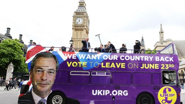 NIgel Farage em ônibus de campanha pela saída britânica da UE