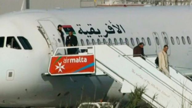 Pasajeros descienden del avión libio secuestrado y desviado a Malta.