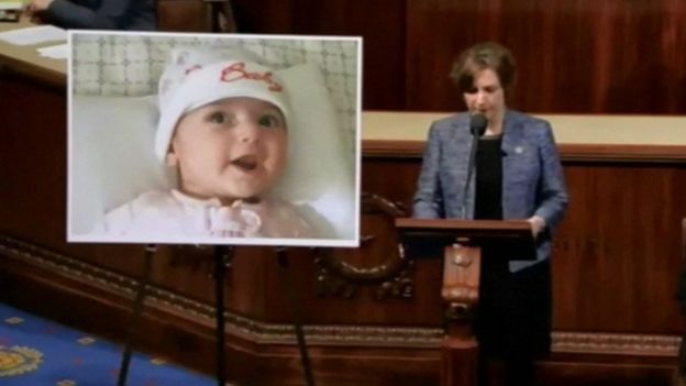 La representante Suzanne Bonamici planteó el caso de la beba iraní en el Congreso de los Estados Unidos, el 3 de febrero