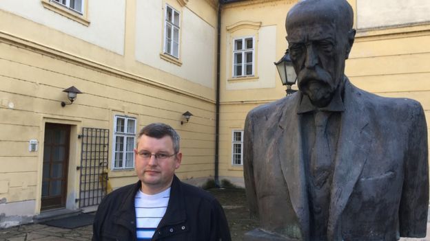 Historiador Marek Vareka junto a una estatua de Masaryk