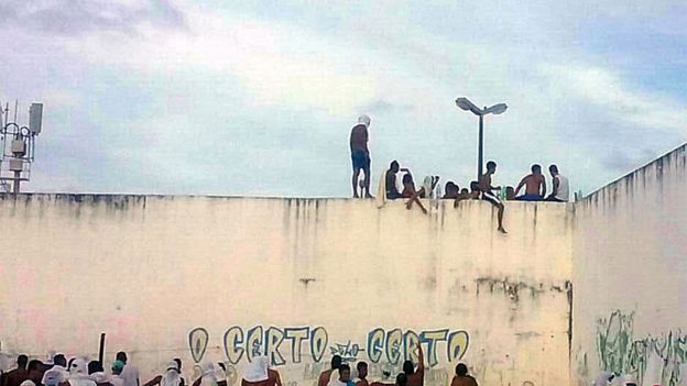 Detentos nos muros da Penitenciária de Alcaçuz, no Rio Grande do Norte