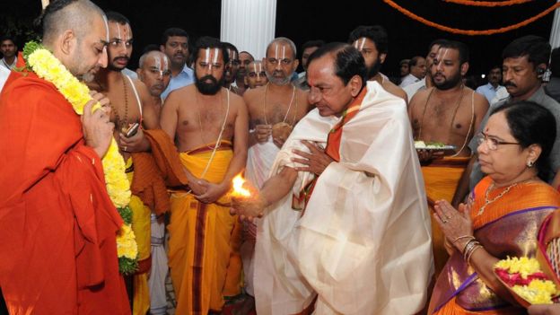 குருவுக்கு மரியாதை செலுத்தும் முதல்வர்