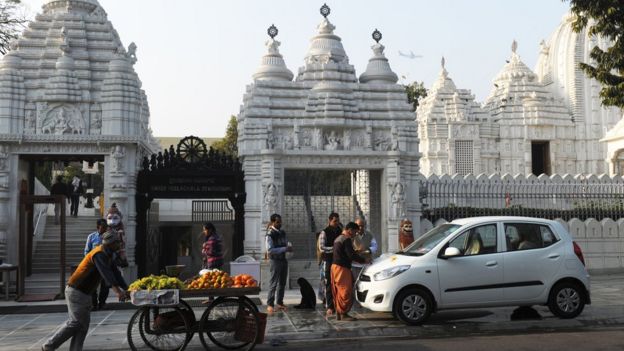 Auto frente a templo