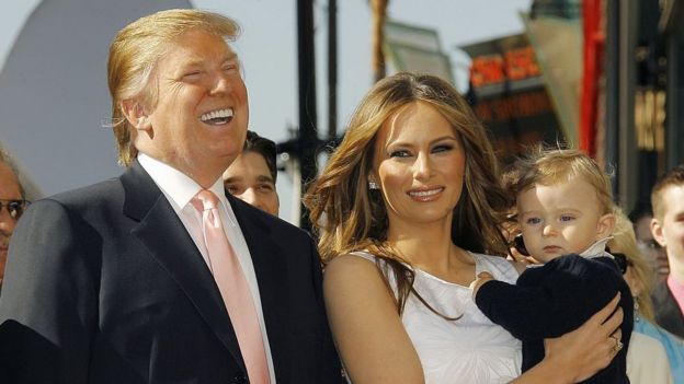 Donald Trump con su esposa Melania y su hijo Barron en 2006.
