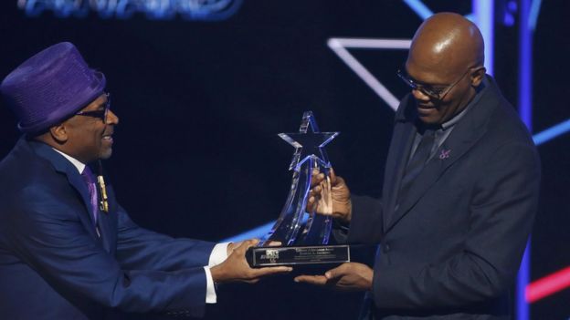 Samuel L Jackson being given his Lifetime Achievement Award by director Spike Lee