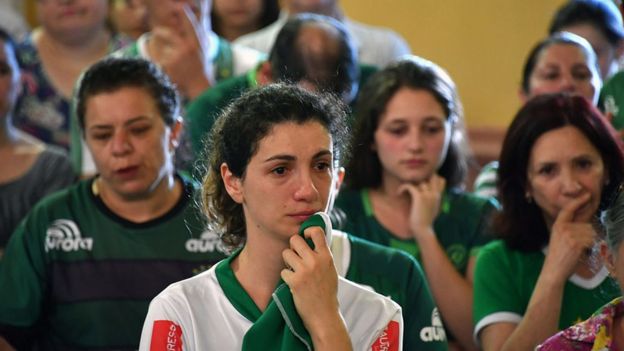 Los fanáticos del equipo de fútbol brasileño Chapecoense lloraron la partida de la mayoría de sus jugadores tras el accidente.