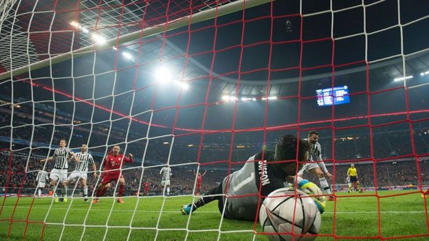 Buffon recibe un gol en un partido contra el Bayern de Munich