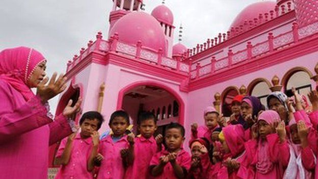 Filipino crianças muçulmanas são ministradas por um professor de árabe fora da mesquita-de-rosa em Datu Saudi Ampatuan cidade, na província de Maguindanao, sul das Filipinas, 18 de junho de 2015.