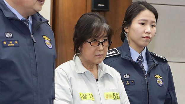 Choi Soon-Sil (C), the jailed confidante of disgraced South Korean President Park Geun-Hye, appears on the first day of her trial at the Seoul Central District Court in Seoul on 5 January 2017.