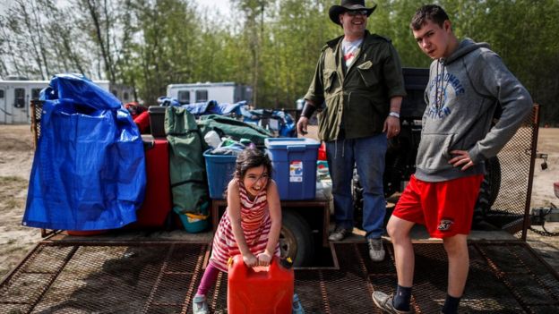 Evacuees pack up trailer at Wandering River - 6 May