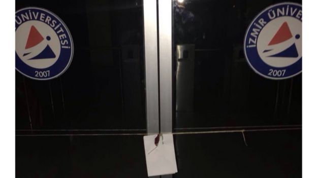 23 Temmuz Cumartesi günü İzmir Üniversitesi'nin giriş kapısı mühürlendi.