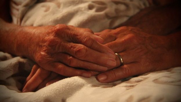 Close das mãos de Norma