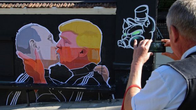 Mural de Putin y Trump besándose.