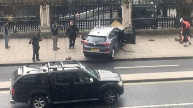 El atacante empotró el vehículo contra una de las vallas que circundan el complejo del Parlamento británico.