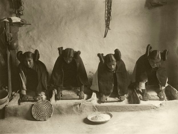 Mujeres hopi moliendo maíz