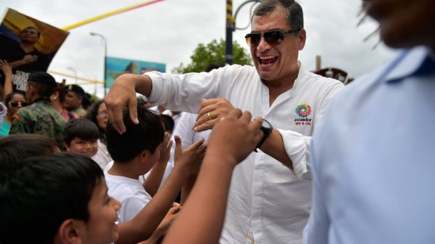 Rafael Correa también recurrió a un plebiscito para convocar a una Asamblea Constituyente. | AFP
