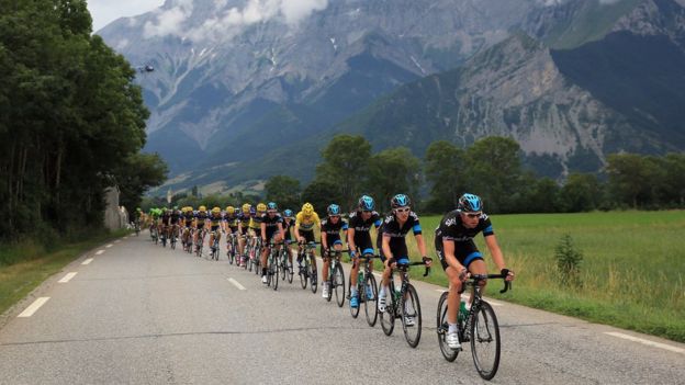 Parte de la ruta del Tour de Francia atraviesa el cordón montañoso de los Alpes franceses.