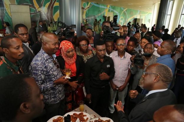 Dkt Magufuli akiongea na wanahabari ikulu baada ya kuwaapisha mawaziri wawili