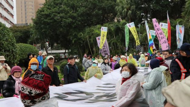 总统蔡英文致词到一半时，诉求台湾独立的政党人士冲入会场，大喊要蔡英文立即制裁加害者。