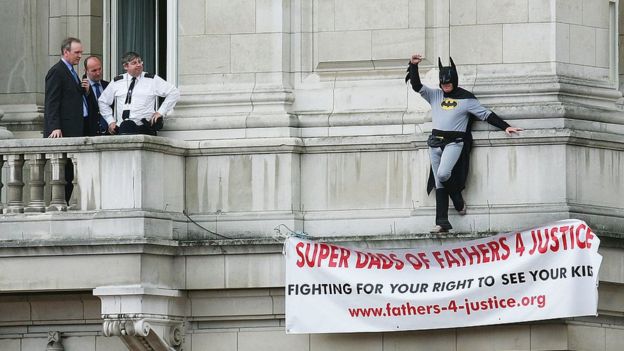 Un miembro de Fathers 4 Justice disfrazado de Batman en Londres.
