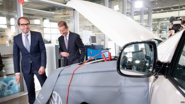 German transport minister Alexander Dobrindt (L) and Volkswagen brand chief Herbert Diess visit a VW repair shop in Berlin