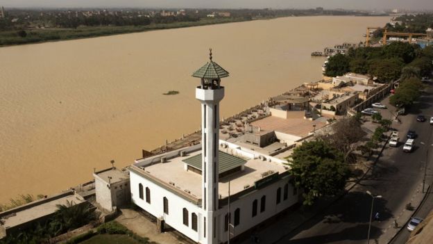 لون نهر النيل يتحول إلى بني مصفر بعد السيول الأخيرة
