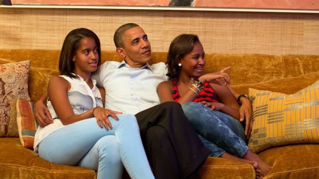 El presidente Obama con sus hija Malia (izq.) and Sasha