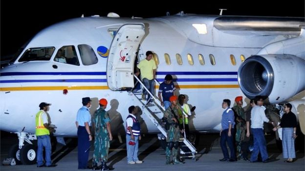 Indonesian sailors released by Abu Sayyaf get off a plane in Jakarta after being released (1 May 2016)