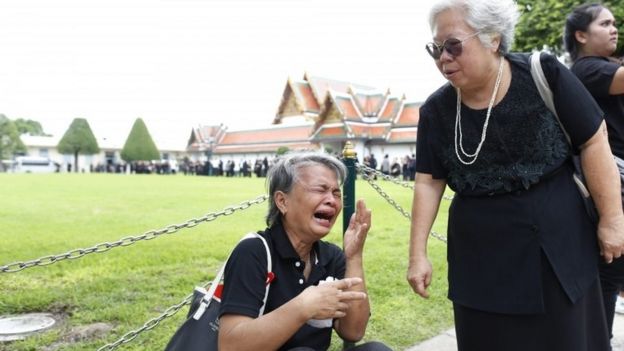 Thais at the Grand Palace after signing condolence books to the late King Bhumibol, 16 October 2016