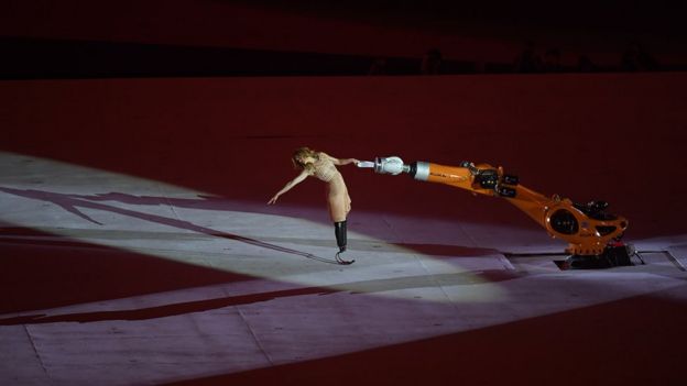 Amy Purdy junto al robot KUKA