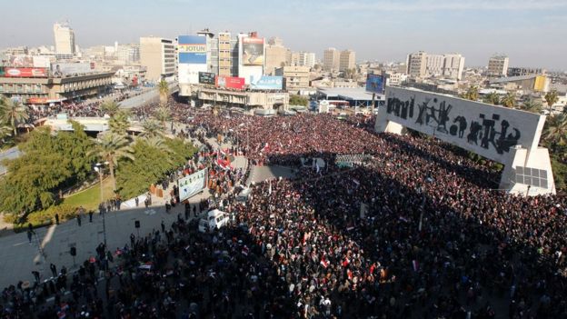 الآلاف من أنصار الصدر في ساحة التحرير وسط بغداد، تلبية لدعوة زعيمهم بتنظيم مظاهرة 