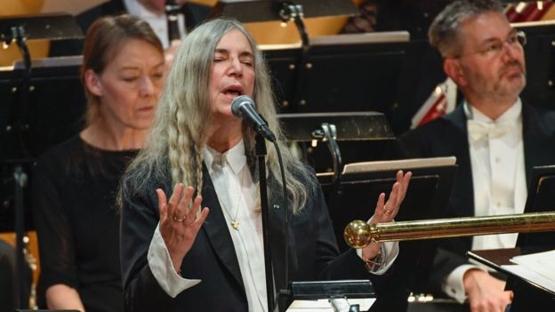 المغنية باتي سميث أثناء أداء أغنية