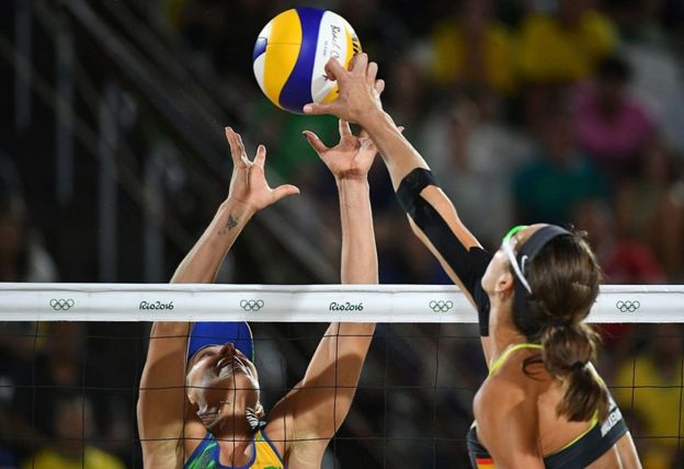 La alemana Kira Walkenhorst clava el balón durante la final de voleibol playa femenino entre Alemania y Brasil en Río de Janeiro el 17 de agosto.