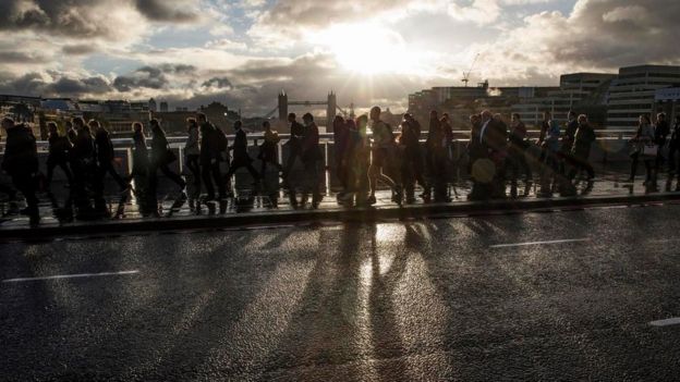 Trabajadores que cruzan a pie el Puente de la Torre de Londres, camino al trabajo