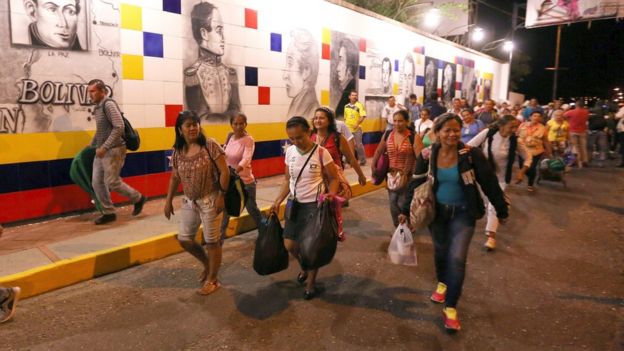 Miles de venezolanos cruzaron la frontera con Colombia este sábado