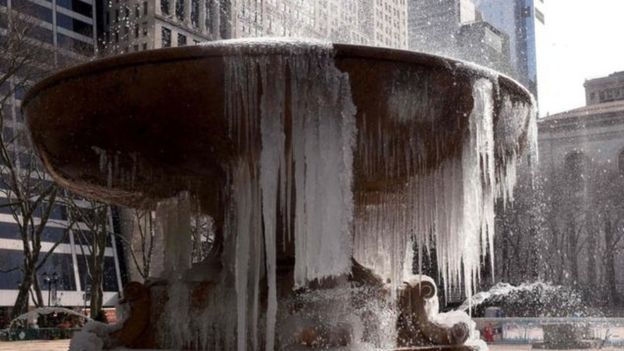 அச்சுறுத்தும் விதமான பனிப்புயல் காரணமாக, அமெரிக்காவின் வட- கிழக்கு மாகாணங்களான நியூயார்க் மற்றும் நியூஜெர்சி போன்ற இடங்களில் அவரசகால நிலை அறிவிக்கப்பட்டுள்ளது.